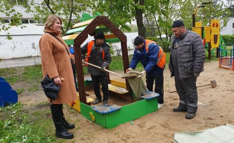 Сотрудники Жилищника заменят песок в песочницах на детских площадках